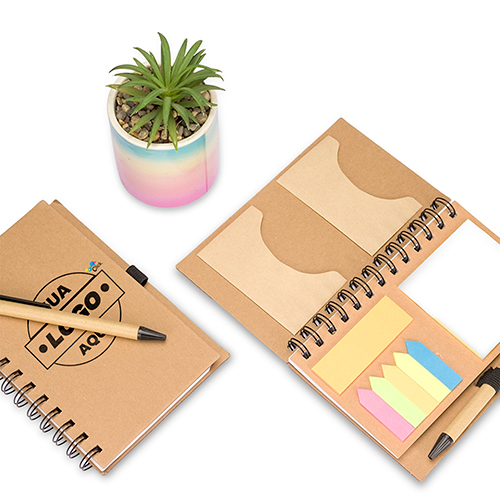 Caderno ecológico capa dura em kraft , espiral ,bolso, post-it, formato  12,5x17,5 
Acompanha caneta esferográfica (a caneta não é personalizavel) 
